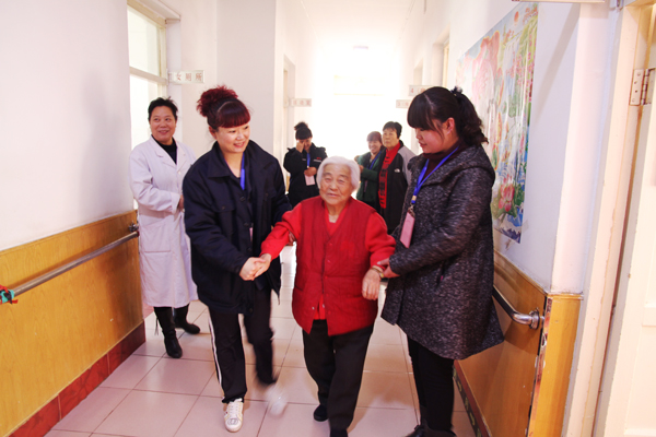 老人的笑容，我們的快樂(lè)——公司青年志愿者走進(jìn)敬老院活動(dòng)側(cè)記.jpg